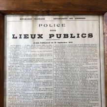 Police encadrée 