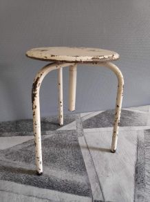 tabouret d'atelier 3 pieds métal blanc avec axe fileté 