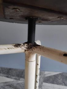 tabouret d'atelier 3 pieds métal blanc avec axe fileté 