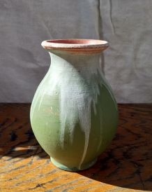 Joli vase en céramique peinte signé JEB