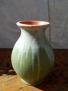 Joli vase en céramique peinte signé JEB