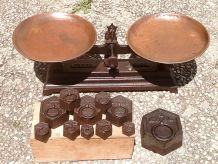 balance  vintage avec  ses  poids