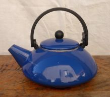 Jolie bouilloire émaillée Le Creuset