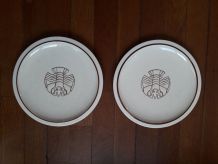 Une paire d'assiettes art-déco