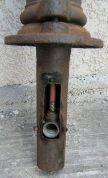 Ancienne pompe à eau à piston fer forgé fonte