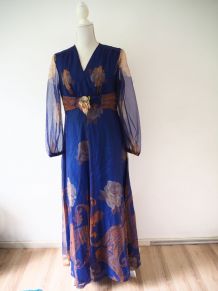 Longue robe vaporeuse et bucolique bleue marine motifs fleur