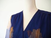 Longue robe vaporeuse et bucolique bleue marine motifs fleur