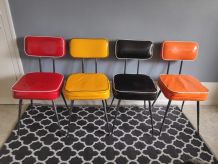 chaises vintage en vinyle noire, jaune, orange et rouge