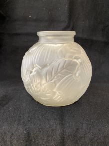 Vase en verre moulé décor floral - Années 30