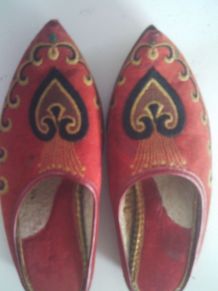 Chaussure babouche rouge brodé