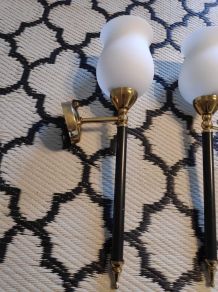 appliques flambeaux laiton et métal noir, tulipes en opalIne