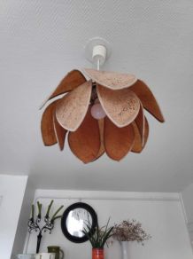 suspension fleur de lotus en liège de Robert Schuytener
