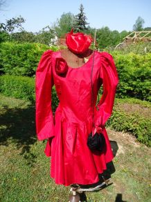 Robe  de cérémonie vintage rouge Taille 40 cintrée,  manches