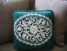 Petit coussin velours côtelé et napperon Vintage