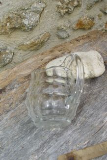 Adorable petit pichet vintage en verre moulé