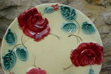 Assiette en barbotine à décor de roses