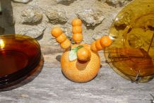 Petit serviteur en forme d'orange et ses 4 couteaux à beurre