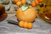 Petit serviteur en forme d'orange et ses 4 couteaux à beurre