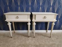 chevets blancs craquelés et décoration en laiton avec tiroir