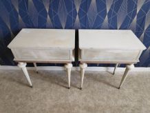 chevets blancs craquelés et décoration en laiton avec tiroir