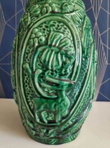 vase en céramique verte décor faune et flore