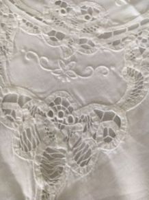 Nappe coton blanche et surnappe brodée 2,50 x1,50m
