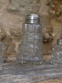 3 saupoudreuses sel-poivre-sucre anciennes en verre taillé