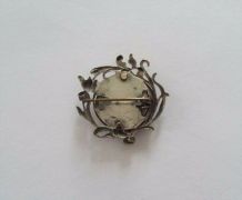 Broche Grotte de Lourdes décor Floral en Métal Ancienne 