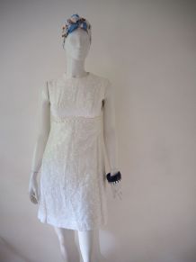Robe trapèze chic blanche brodée perlée vintage 60's