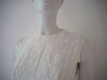 Robe trapèze chic blanche brodée perlée vintage 60's