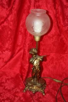 ANCIENNE LAMPE DE BUREAU , DÉCOR D'UN JEUNE MUSICIEN JOUANT 