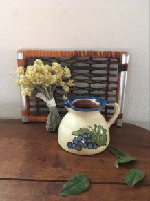 Pichet en terre cuite vernissée.