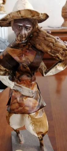 statuettes en papier maché vernis