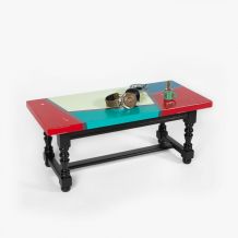 Table basse design géométrique coloré en chêne massif 