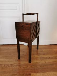 Travailleuse en bois ancienne