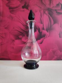 carafe en verre ciselé violet et transparent  bouchon violet