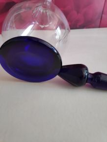 carafe en verre ciselé violet et transparent  bouchon violet