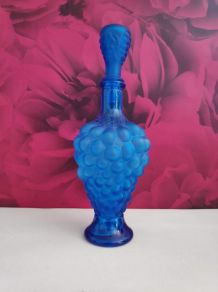 carafe en verre bleue en forme de grappe de raisin 