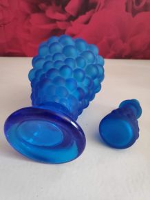 carafe en verre bleue en forme de grappe de raisin 