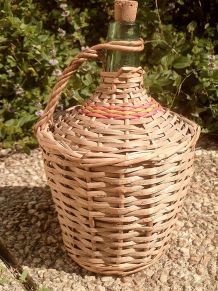 dame jeanne recouverte  d' osier