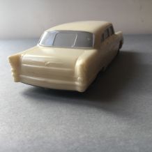 ANCIEN MODELE REDUIT VOITURE  “TCHAÏKA” EN BAKELITE CCCP 