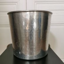 Grand cache pot en aluminium martelé 