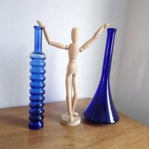 Duo de bouteilles en verre bleu 