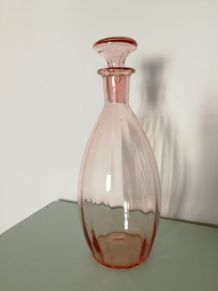 Carafe / vase en verre rose