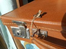 valise vintage  en carton avec ses 2 clés