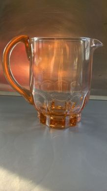 Pichet en verre moulé rose vintage, années 40-50