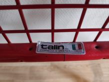 chaises pliantes rouges en métal crées par Talin en Italie