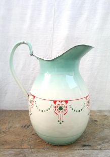 Ancien broc en tôle émaillée