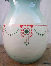 Ancien broc en tôle émaillée