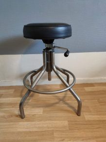 tabouret industriel assise en skaï et structure en acier